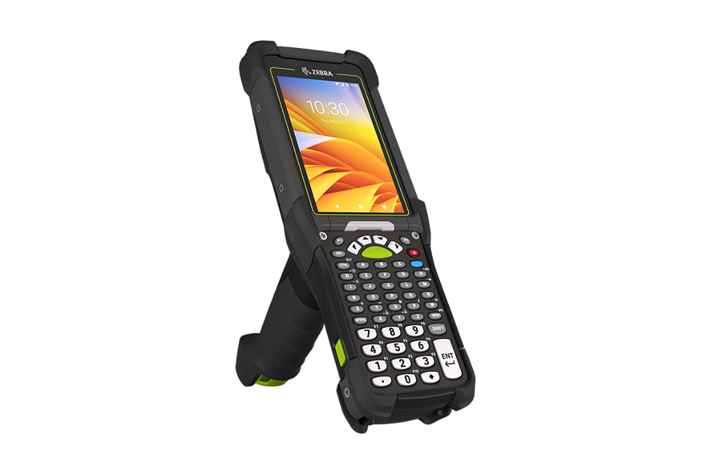 Coletor de dados industrial Zebra MC9400 em formato de punho, com tela de 4,3 polegadas, teclado físico numérico e gatilho de leitura integrado