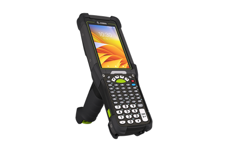 Coletor de dados industrial Zebra MC9400 em formato de punho, com tela de 4,3 polegadas, teclado físico numérico e gatilho de leitura integrado